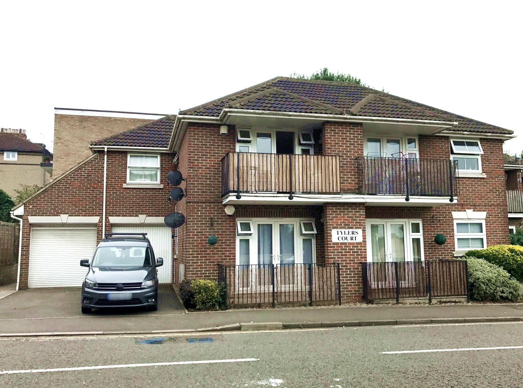 RESIDENTIAL INVESTMENT: A VACANT LEASEHOLD TWO BEDROOM GROUND FLOOR APARTMENT PLACED CLOSE TO THE BRENTWOOD RAIL STATION AND TOWN CENTRE