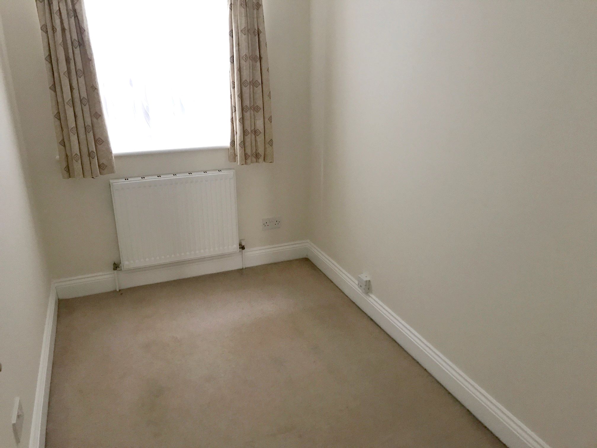 RESIDENTIAL INVESTMENT: A VACANT LEASEHOLD TWO BEDROOM GROUND FLOOR APARTMENT PLACED CLOSE TO THE BRENTWOOD RAIL STATION AND TOWN CENTRE