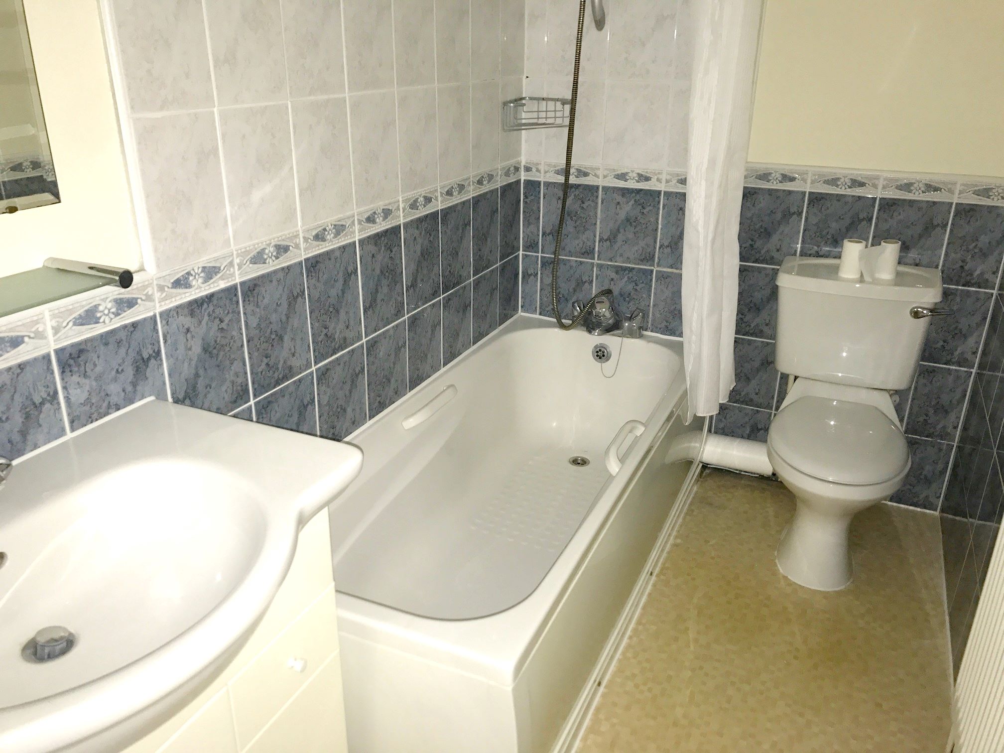 RESIDENTIAL INVESTMENT: A VACANT LEASEHOLD TWO BEDROOM GROUND FLOOR APARTMENT PLACED CLOSE TO THE BRENTWOOD RAIL STATION AND TOWN CENTRE