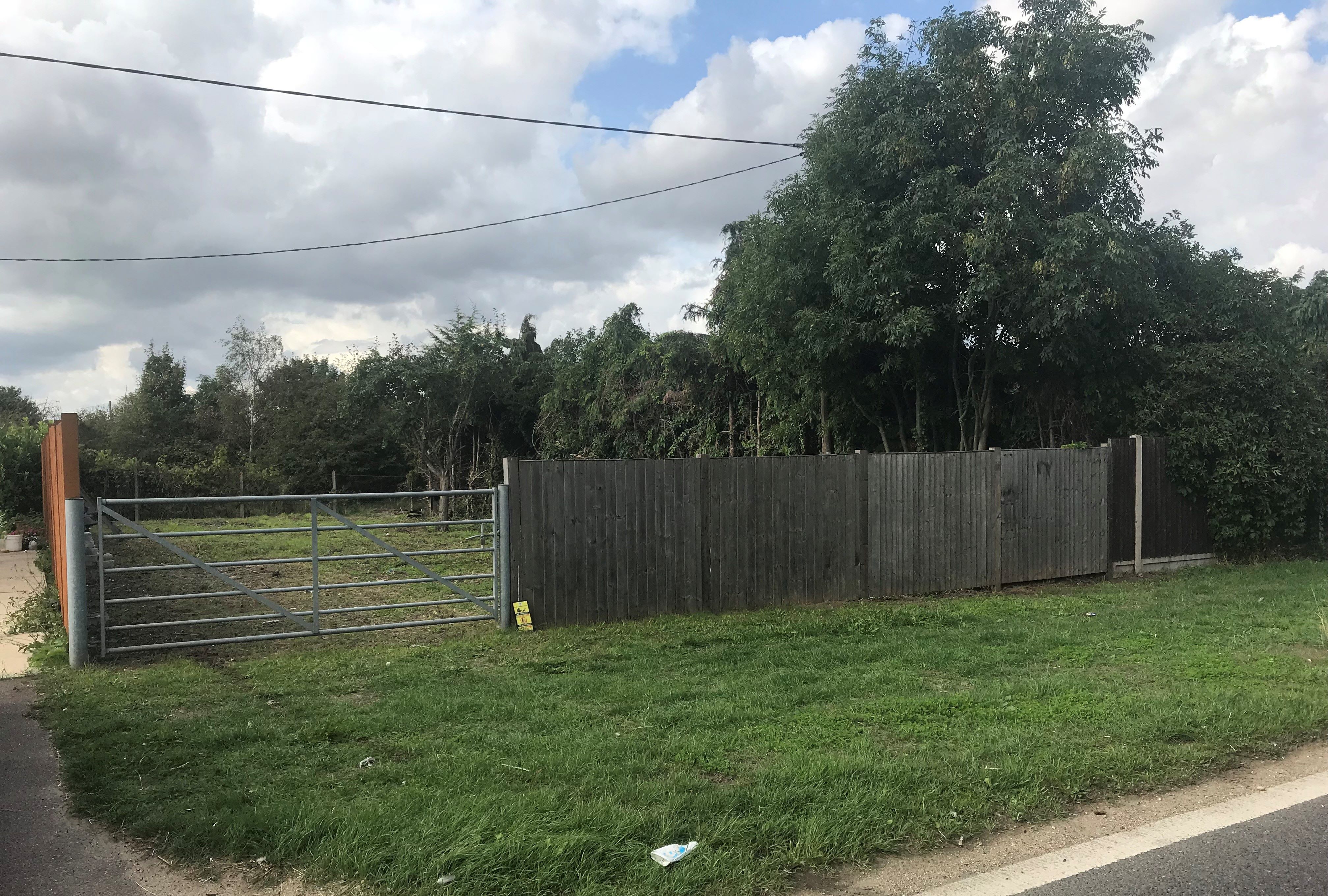 DEVELOPMENT OPPORTUNITY: A FREEHOLD PLOT OF LAND BACKING ONTO FIELDS WITH OUTLINE PLANNING PERMISSION FOR A SINGLE DETACHED DWELLING