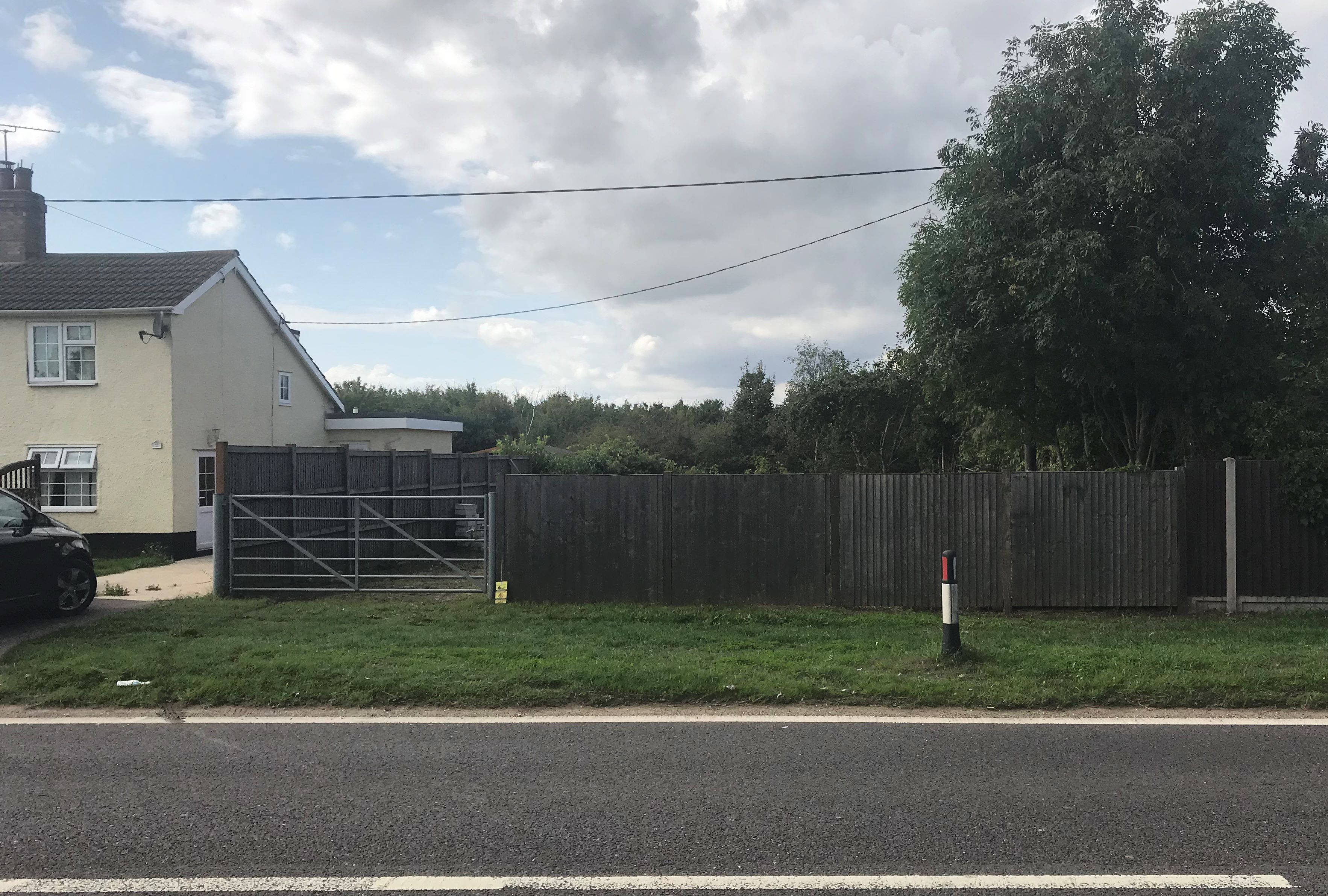 DEVELOPMENT OPPORTUNITY: A FREEHOLD PLOT OF LAND BACKING ONTO FIELDS WITH OUTLINE PLANNING PERMISSION FOR A SINGLE DETACHED DWELLING