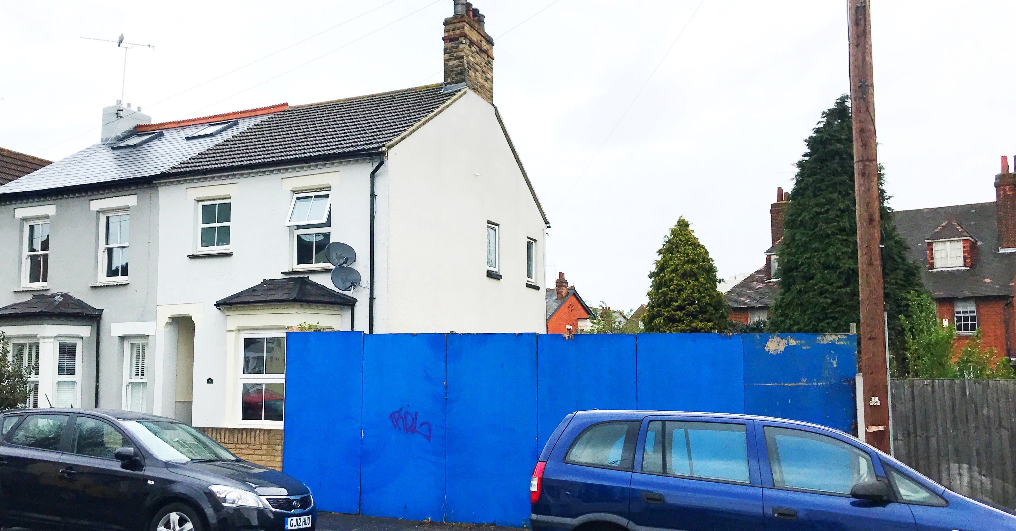 DEVELOPMENT OPPORTUNITY: A FREEHOLD THREE BEDROOM HOUSE WITH A PLOT OF LAND TO THE SIDE WHICH PREVIOUSLY HAD PLANNING FOR A TWO BEDROOM HOUSE