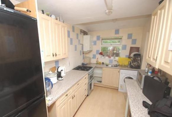 HMO INVESTMENT: A FREEHOLD THREE BEDROOM TERRACED HOUSE ARRANGED AS A FIVE BEDROOM HMO OFFERING A POTENTIAL INCOME OF £21,120 PER ANNUM