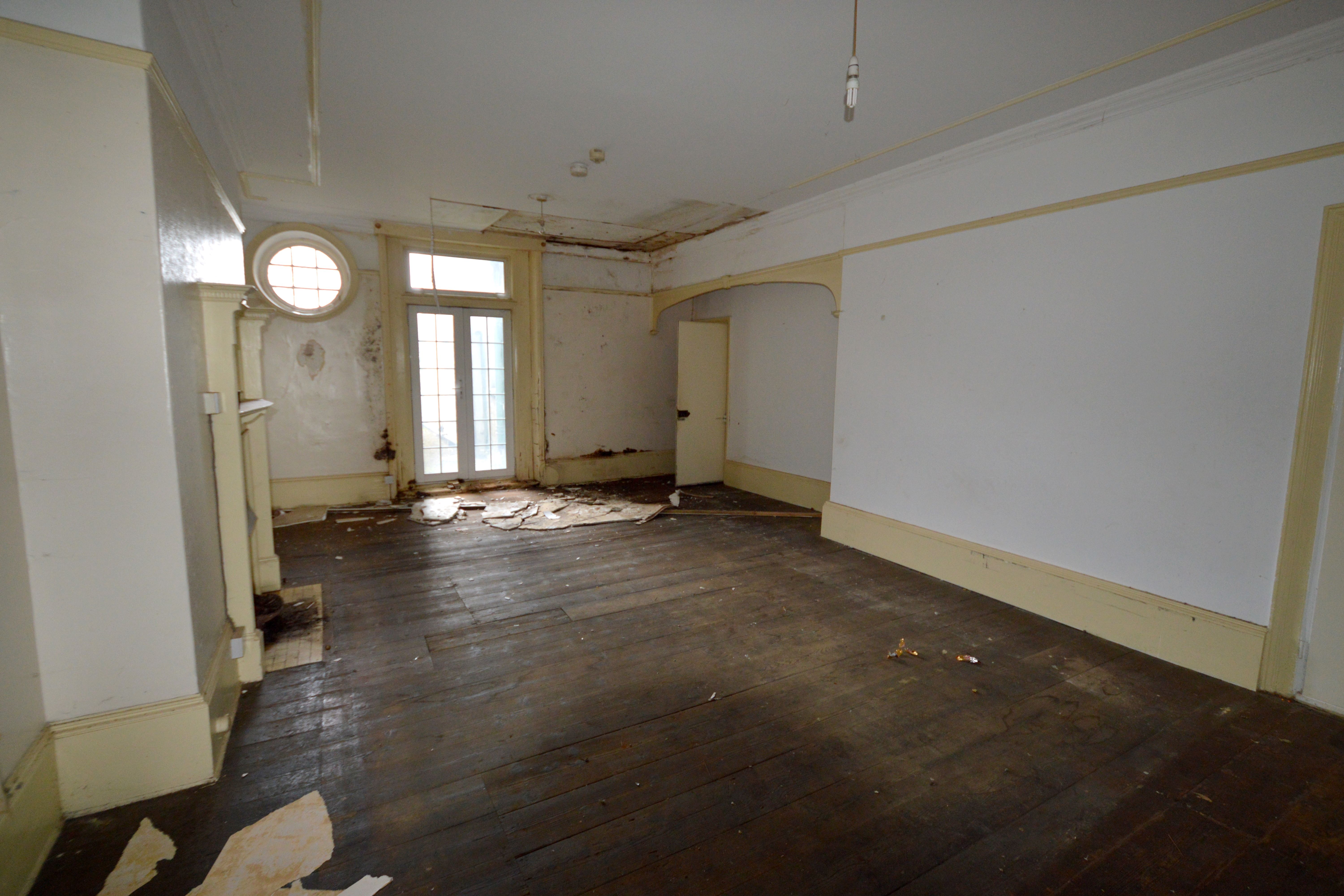 REFURBISHMENT INVESTMENT: A VACANT FREEHOLD GRADE II LISTED FIVE STOREY SEAFRONT TOWN HOUSE IN NEED OF FULL REFURBISHMENT