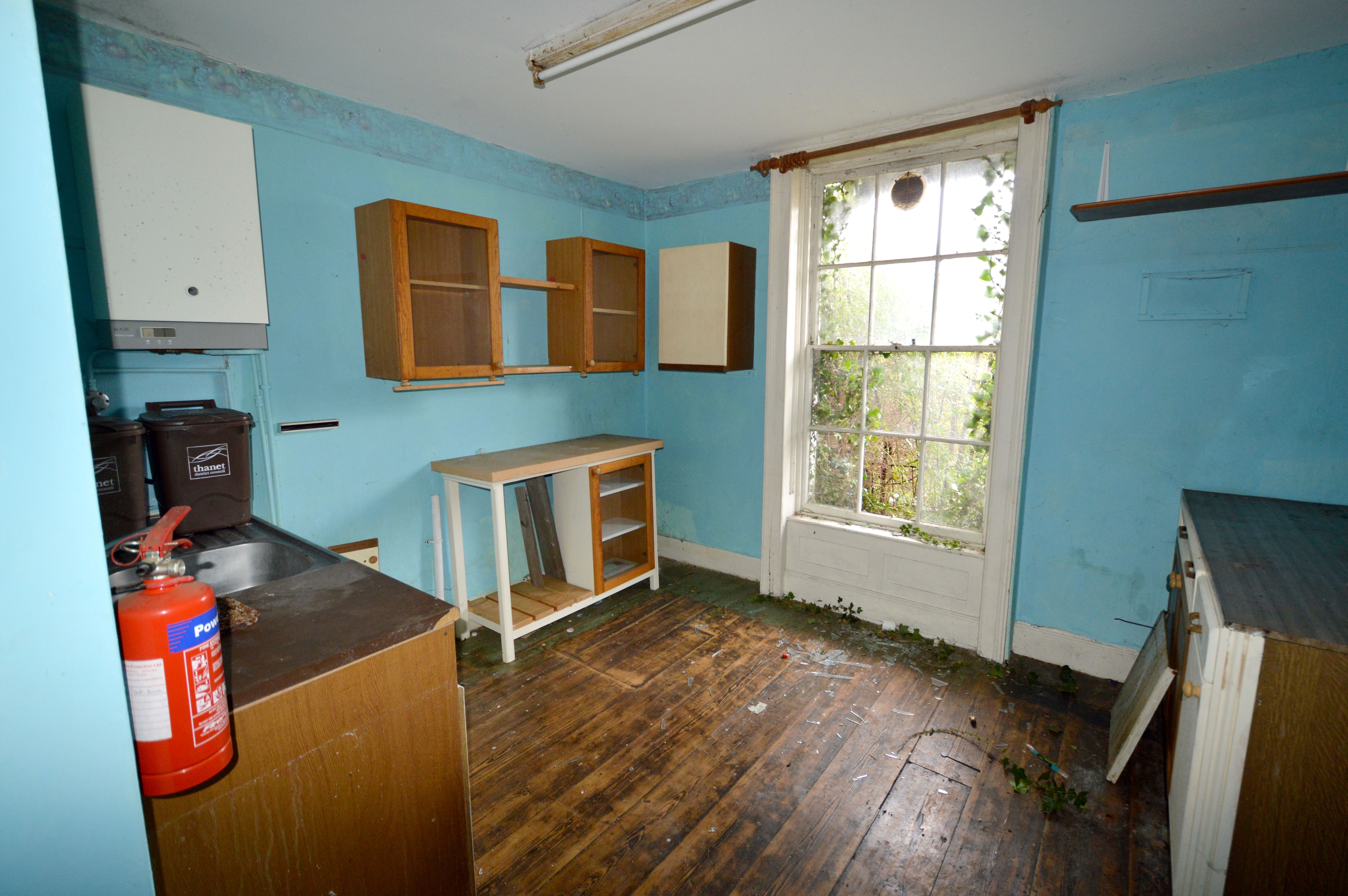 REFURBISHMENT INVESTMENT: A VACANT FREEHOLD GRADE II LISTED FIVE STOREY SEAFRONT TOWN HOUSE IN NEED OF FULL REFURBISHMENT