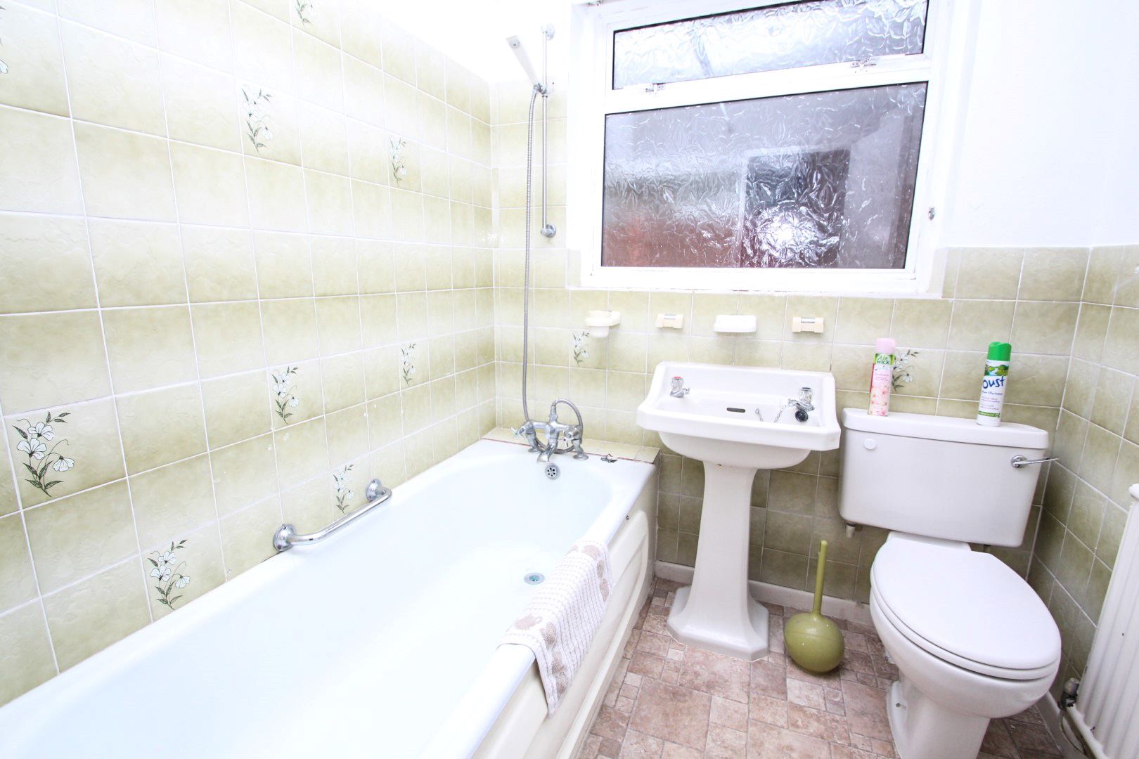 REFURBISHMENT OPPORTUNITY: A FREEHOLD DETACHED  BUNGALOW   CLOSE TO HOLLAND SEAFRONT THAT REQUIRES MODERNISATION AND IMPROVEMENT
