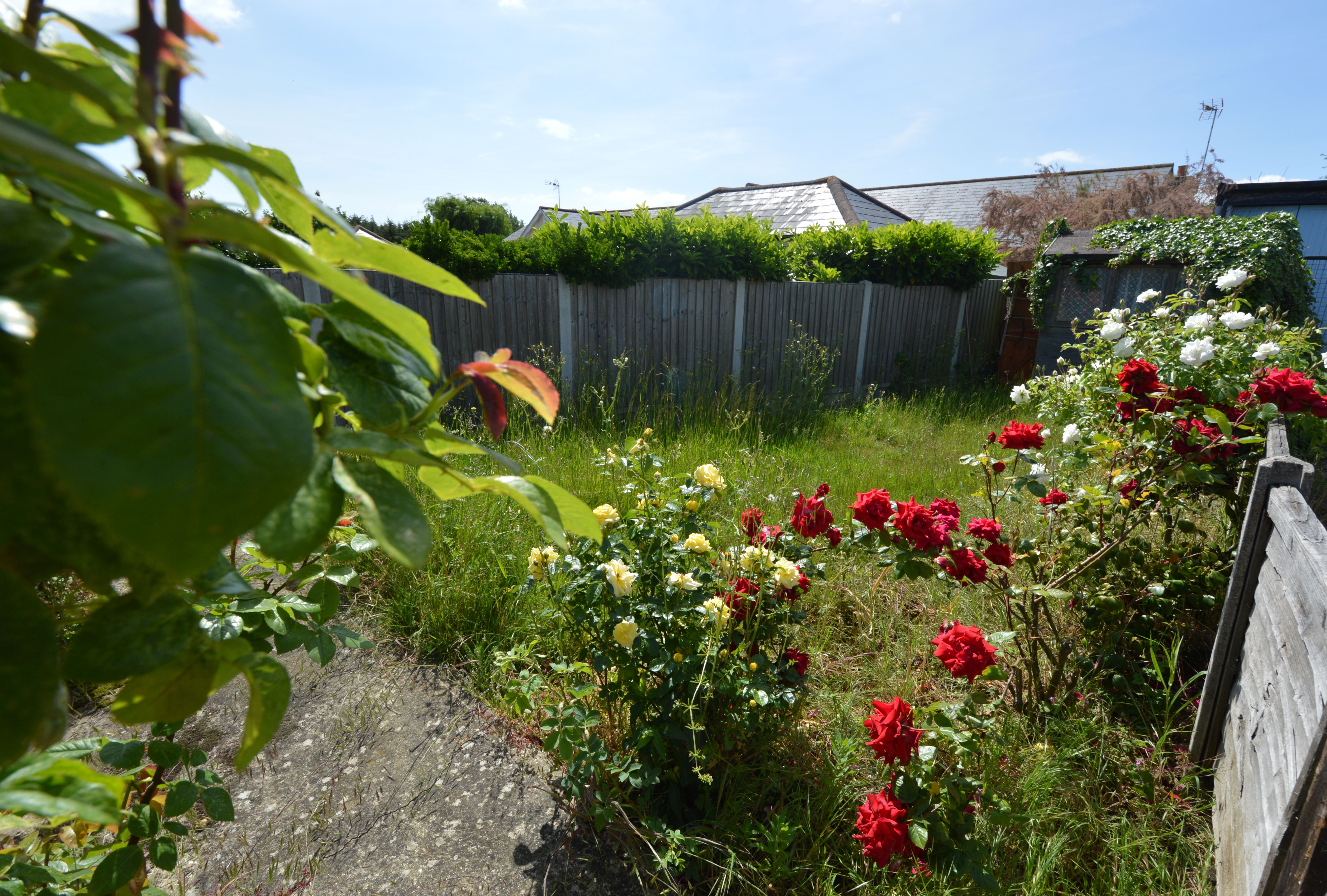 REFURBISHMENT PROPERTY: A VACANT FREEHOLD ONE BEDROOM DETACHED BUNGALOW IN NEED OF LIGHT REFURBISHMENT