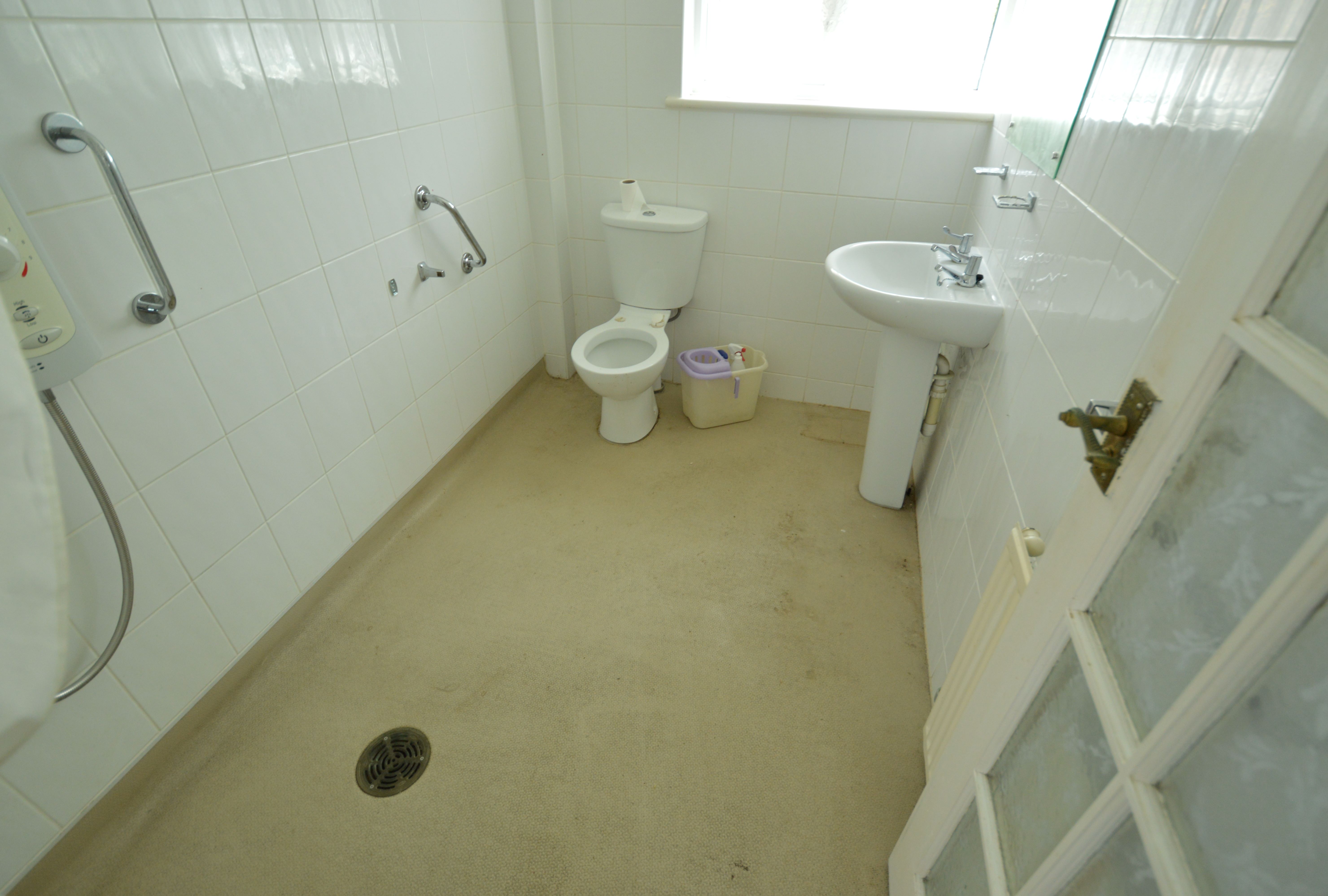 REFURBISHMENT PROPERTY: A VACANT FREEHOLD ONE BEDROOM DETACHED BUNGALOW IN NEED OF LIGHT REFURBISHMENT