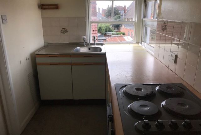 REFURBISHMENT OPPORTUNITY: A VACANT LEASEHOLD STUDIO APARTMENT IN NEED OF SOME MODERNISATION AND LEASE EXTENSION IDEAL FOR LETTING OR RESALE