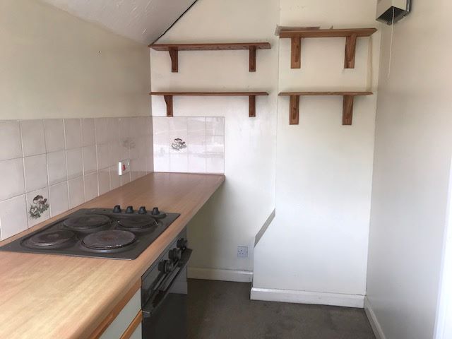 REFURBISHMENT OPPORTUNITY: A VACANT LEASEHOLD STUDIO APARTMENT IN NEED OF SOME MODERNISATION AND LEASE EXTENSION IDEAL FOR LETTING OR RESALE