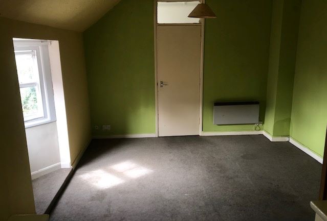 REFURBISHMENT OPPORTUNITY: A VACANT LEASEHOLD STUDIO APARTMENT IN NEED OF SOME MODERNISATION AND LEASE EXTENSION IDEAL FOR LETTING OR RESALE