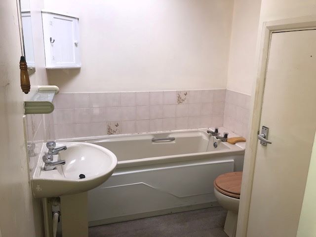 REFURBISHMENT OPPORTUNITY: A VACANT LEASEHOLD STUDIO APARTMENT IN NEED OF SOME MODERNISATION AND LEASE EXTENSION IDEAL FOR LETTING OR RESALE