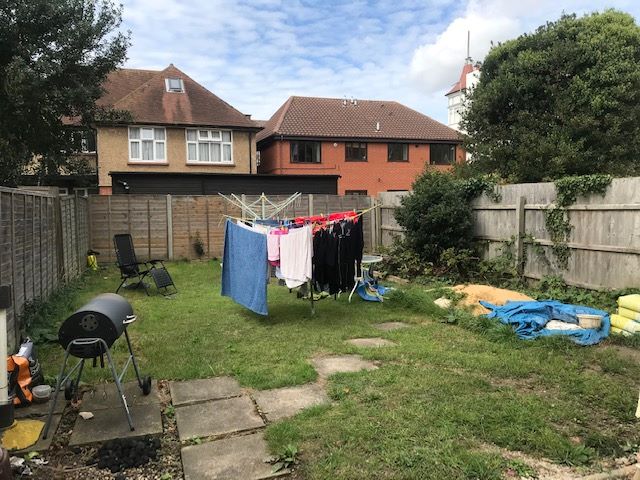 REFURBISHMENT OPPORTUNITY: A VACANT LEASEHOLD STUDIO APARTMENT IN NEED OF SOME MODERNISATION AND LEASE EXTENSION IDEAL FOR LETTING OR RESALE
