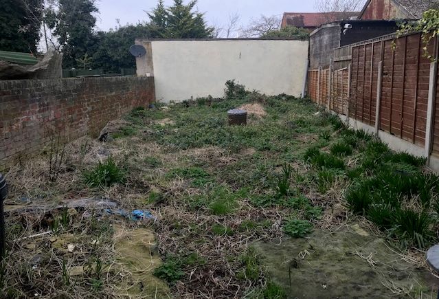 REFURBISHMENT OPPORTUNITY: A THREE BEDROOM FREEHOLD PERIOD HOUSE CLOSE TO TOWN CENTRE AND CASTLE PARK IN NEED OF REFURBISHMENT