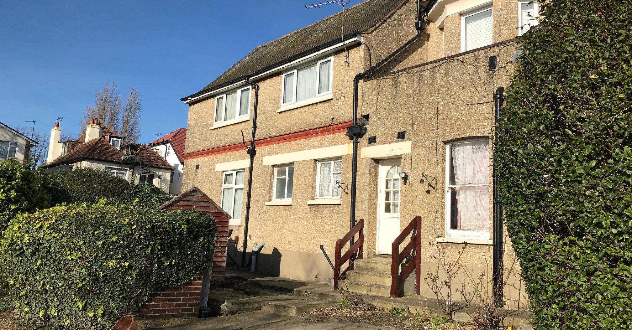 REFURBISHMENT OPPORTUNITY: A VACANT LEASEHOLD GROUND FLOOR MAISONETTE SITUATED CLOSE TO RAILWAY STATION IN NEED OF SOME MODERNISATION