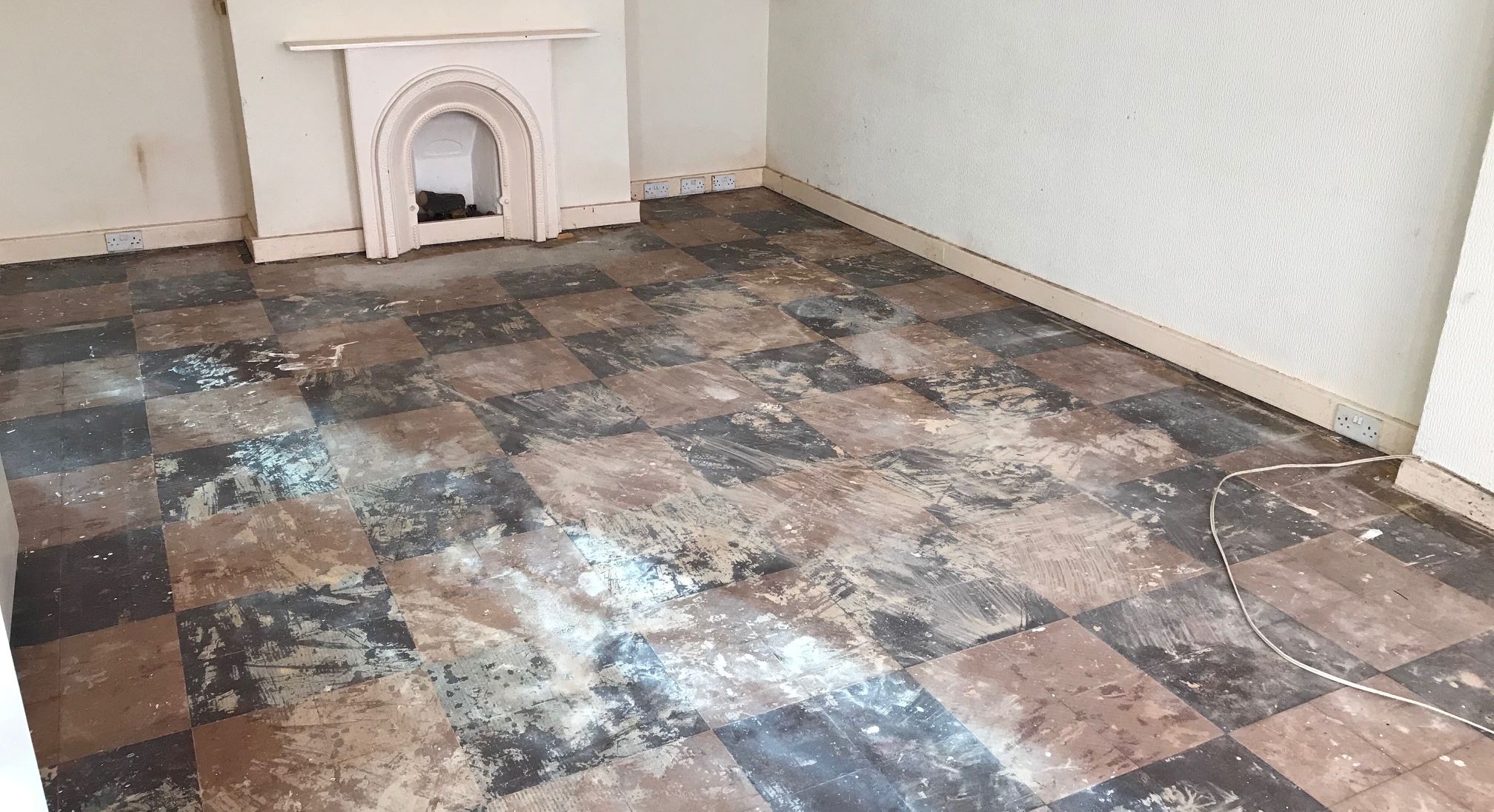 REFURBISHMENT OPPORTUNITY: A VACANT LEASEHOLD GROUND FLOOR MAISONETTE SITUATED CLOSE TO RAILWAY STATION IN NEED OF SOME MODERNISATION
