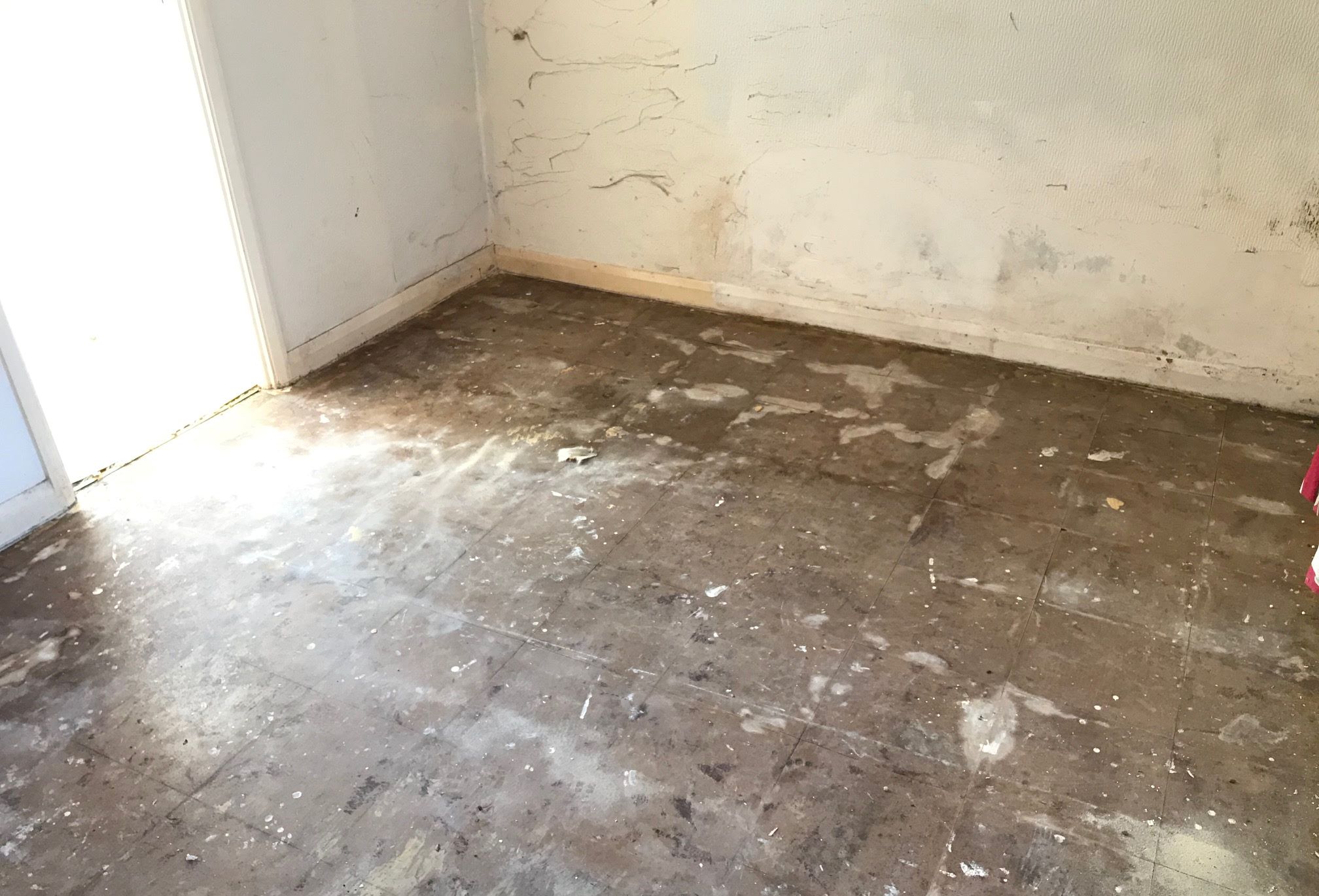 REFURBISHMENT OPPORTUNITY: A VACANT LEASEHOLD GROUND FLOOR MAISONETTE SITUATED CLOSE TO RAILWAY STATION IN NEED OF SOME MODERNISATION