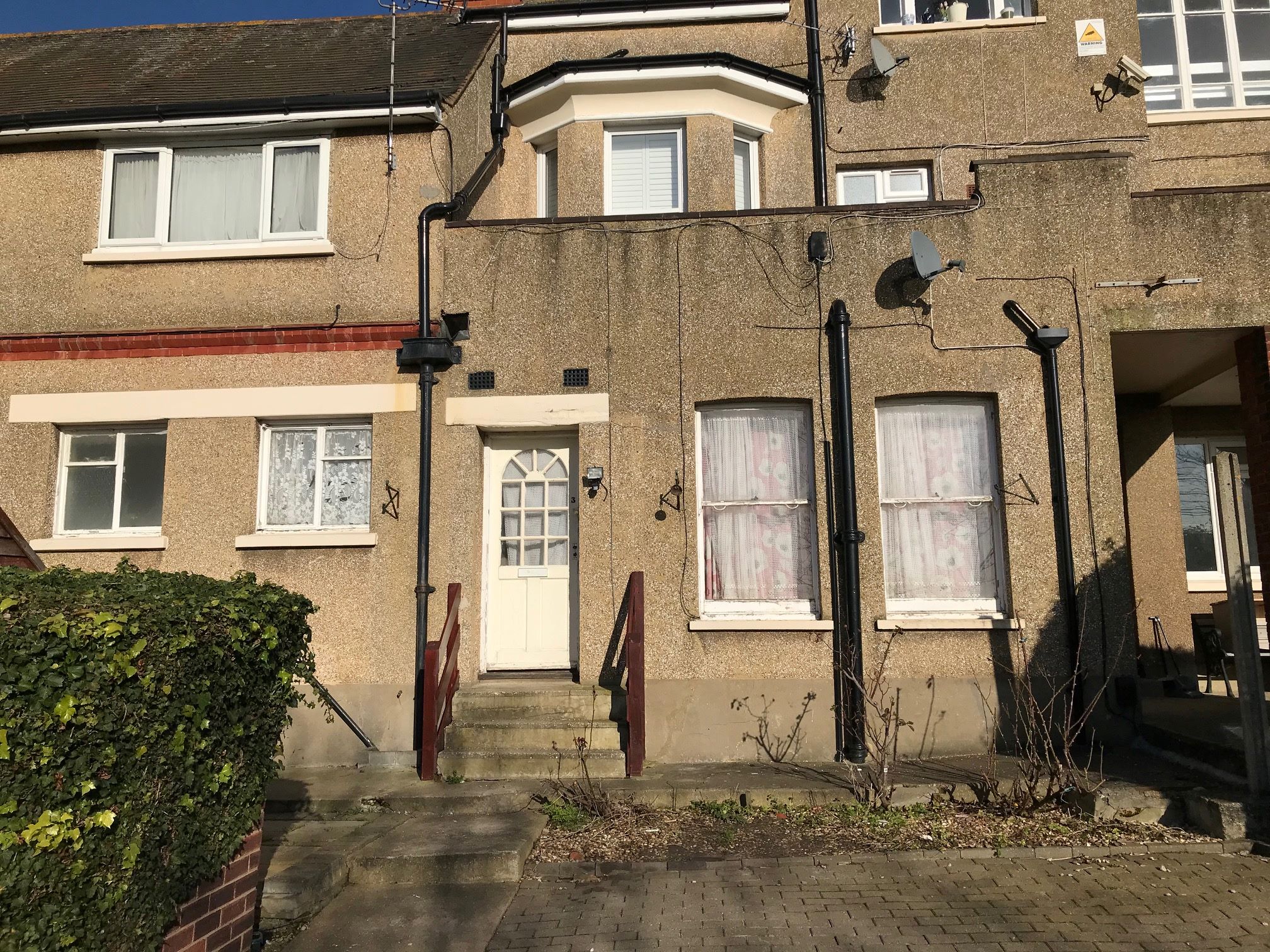 REFURBISHMENT OPPORTUNITY: A VACANT LEASEHOLD GROUND FLOOR MAISONETTE SITUATED CLOSE TO RAILWAY STATION IN NEED OF SOME MODERNISATION