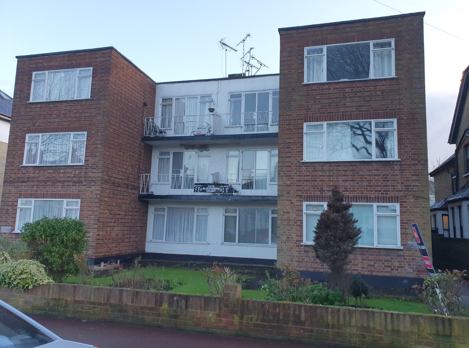 BUY TO LET INVESTMENT: A  VACANT TWO BEDROOM GROUND FLOOR FLAT CONSIDERED TO BE IDEAL AS A BUY TO INVESTMENT
