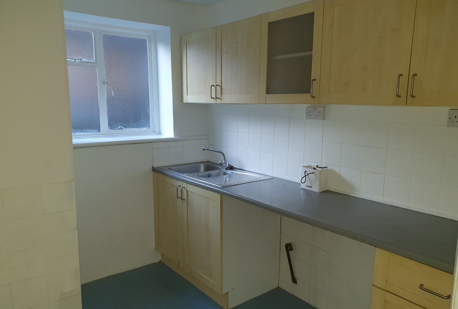 BUY TO LET INVESTMENT: A  VACANT TWO BEDROOM GROUND FLOOR FLAT CONSIDERED TO BE IDEAL AS A BUY TO INVESTMENT