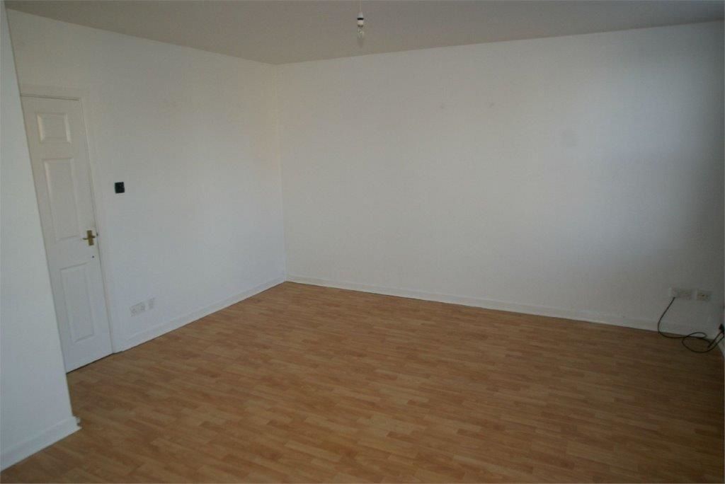 BUY TO LET INVESTMENT: A FIRST FLOOR FLAT WITH TENANT IN SITU PRODUCING AN INCOME OF £5100 PER ANNUM. A 9.3% YIELD OF THE GUIDE PRICE  