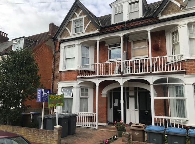 REFURBISHMENT OPPORTUNITY: A VACANT LEASEHOLD STUDIO APARTMENT IN NEED OF SOME MODERNISATION AND LEASE EXTENSION IDEAL FOR LETTING OR RESALE