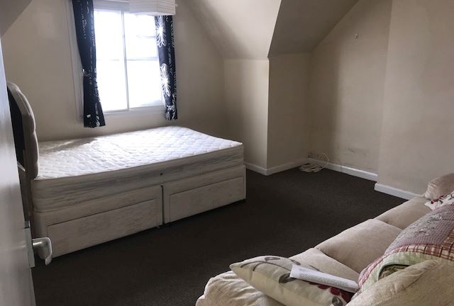REFURBISHMENT OPPORTUNITY: A VACANT LEASEHOLD STUDIO APARTMENT IN NEED OF SOME MODERNISATION AND LEASE EXTENSION IDEAL FOR LETTING OR RESALE