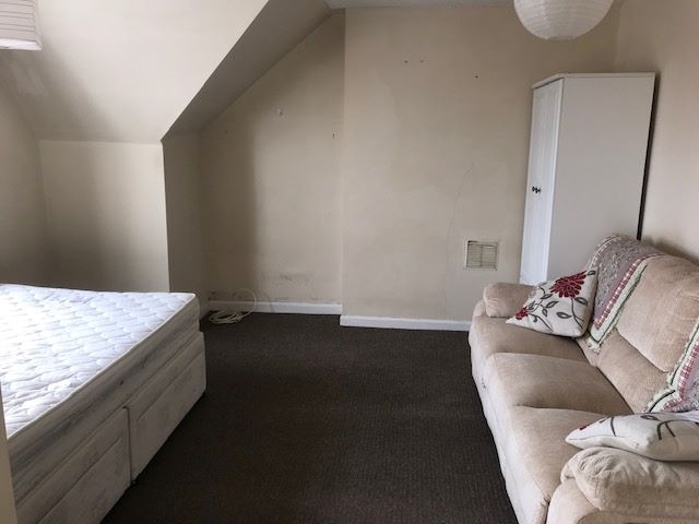 REFURBISHMENT OPPORTUNITY: A VACANT LEASEHOLD STUDIO APARTMENT IN NEED OF SOME MODERNISATION AND LEASE EXTENSION IDEAL FOR LETTING OR RESALE