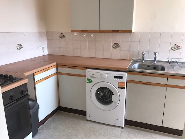 REFURBISHMENT OPPORTUNITY: A VACANT LEASEHOLD STUDIO APARTMENT IN NEED OF SOME MODERNISATION AND LEASE EXTENSION IDEAL FOR LETTING OR RESALE
