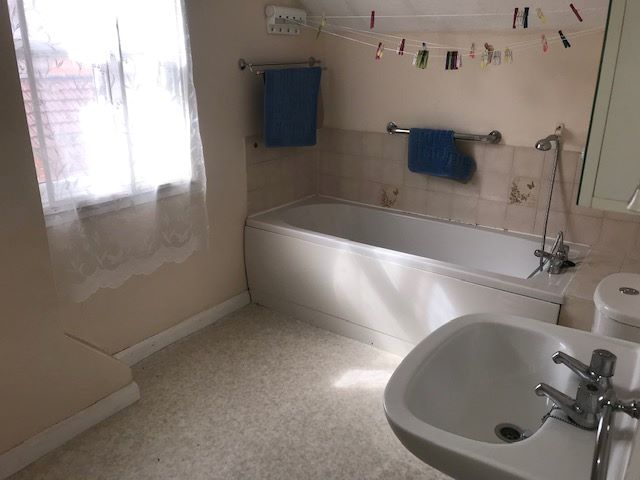 REFURBISHMENT OPPORTUNITY: A VACANT LEASEHOLD STUDIO APARTMENT IN NEED OF SOME MODERNISATION AND LEASE EXTENSION IDEAL FOR LETTING OR RESALE