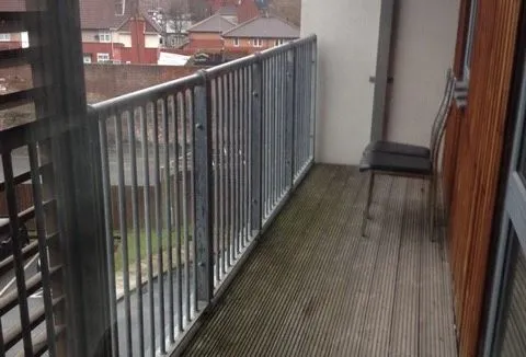 BUY TO LET INVESTMENT: A SECOND FLOOR APARTMENT CURRENTLY LET PRODUCING AN INCOME OF £7500 PER ANNUM. A YIELD OF OVER 7.6% OF THE GUIDE PRICE