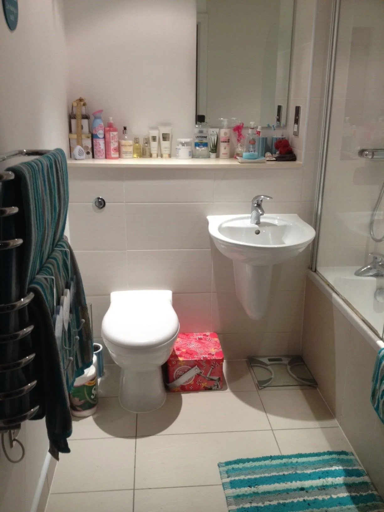 BUY TO LET INVESTMENT: A SECOND FLOOR APARTMENT CURRENTLY LET PRODUCING AN INCOME OF £7500 PER ANNUM. A YIELD OF OVER 7.6% OF THE GUIDE PRICE