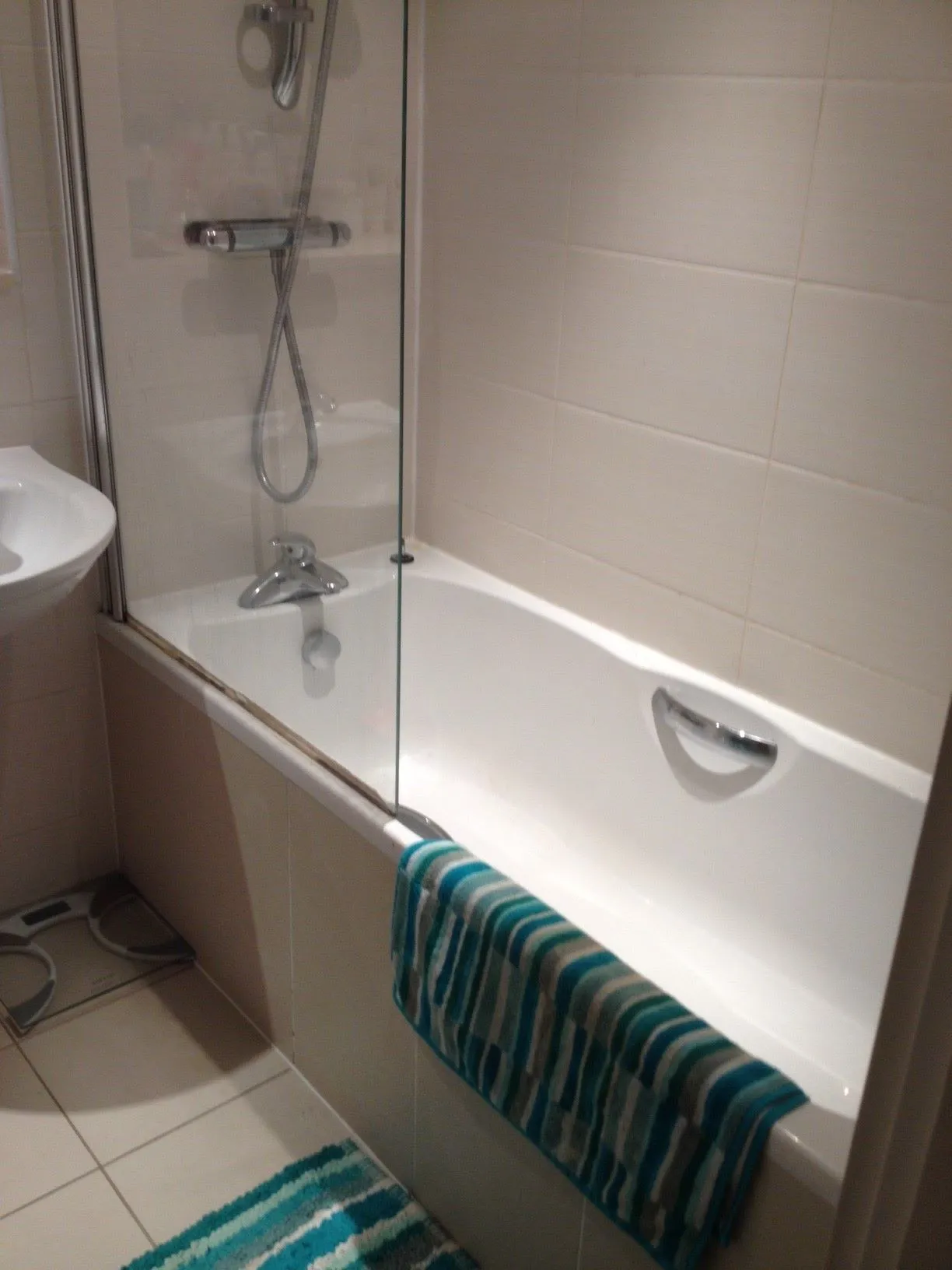 BUY TO LET INVESTMENT: A SECOND FLOOR APARTMENT CURRENTLY LET PRODUCING AN INCOME OF £7500 PER ANNUM. A YIELD OF OVER 7.6% OF THE GUIDE PRICE