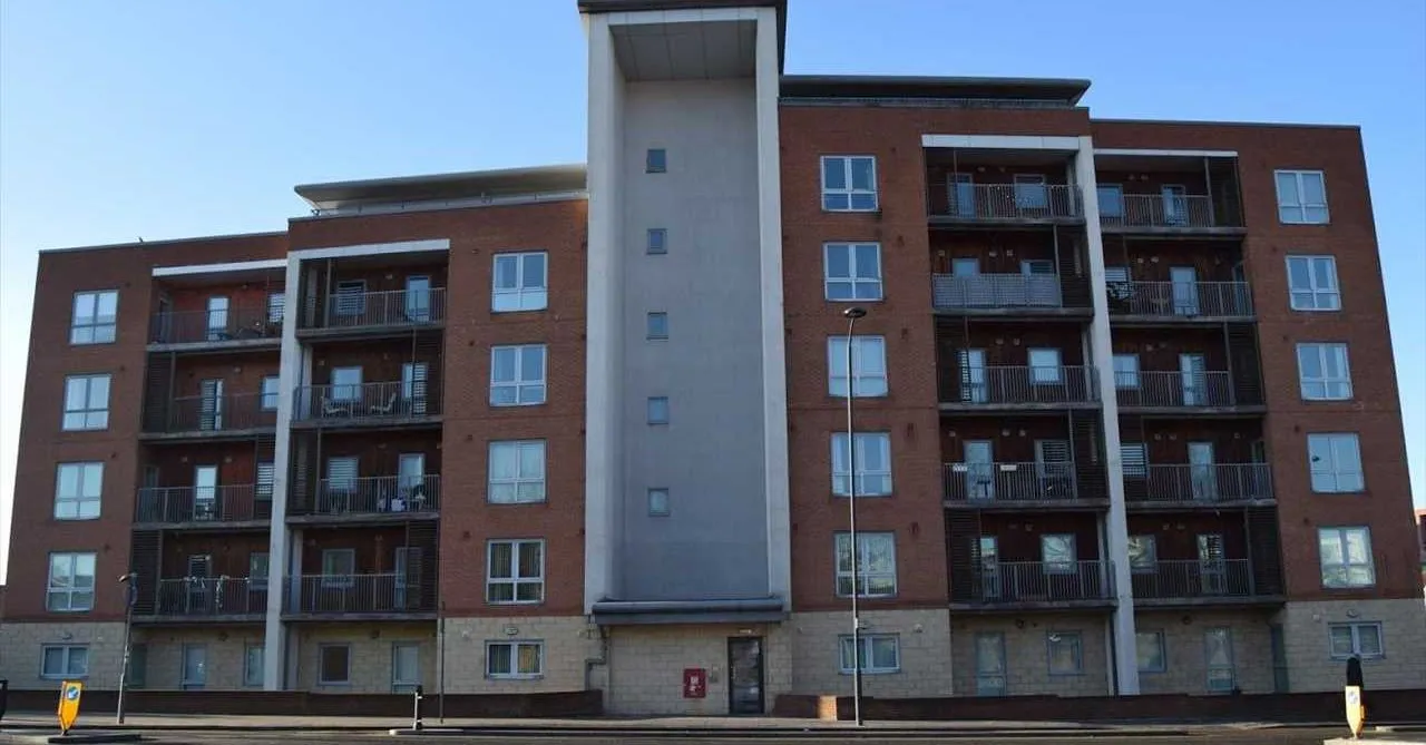 BUY TO LET INVESTMENT: A SECOND FLOOR APARTMENT CURRENTLY LET PRODUCING AN INCOME OF £7500 PER ANNUM. A YIELD OF OVER 7.6% OF THE GUIDE PRICE