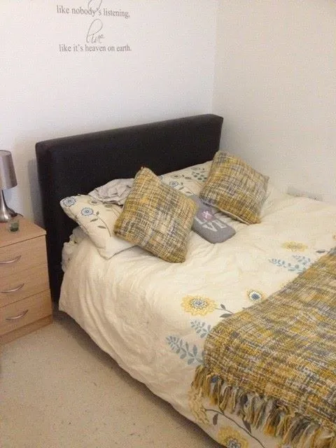 BUY TO LET INVESTMENT: A SECOND FLOOR APARTMENT CURRENTLY LET PRODUCING AN INCOME OF £7500 PER ANNUM. A YIELD OF OVER 7.6% OF THE GUIDE PRICE