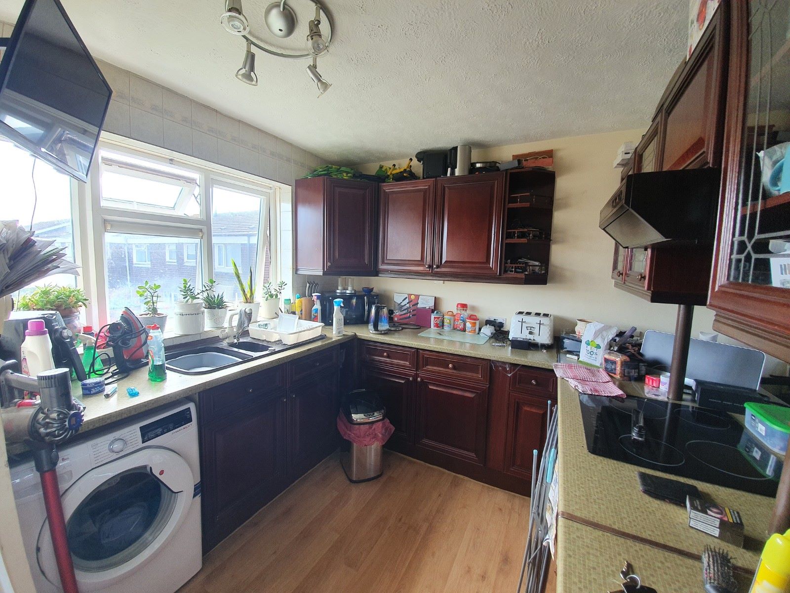 RESIDENTIAL INVESTMENT: A FIRST FLOOR ONE BEDROOM FLAT WITH A TENANT IN OCCUPATION PRODUCING AN INCOME OF £6,480 PER ANNUM
