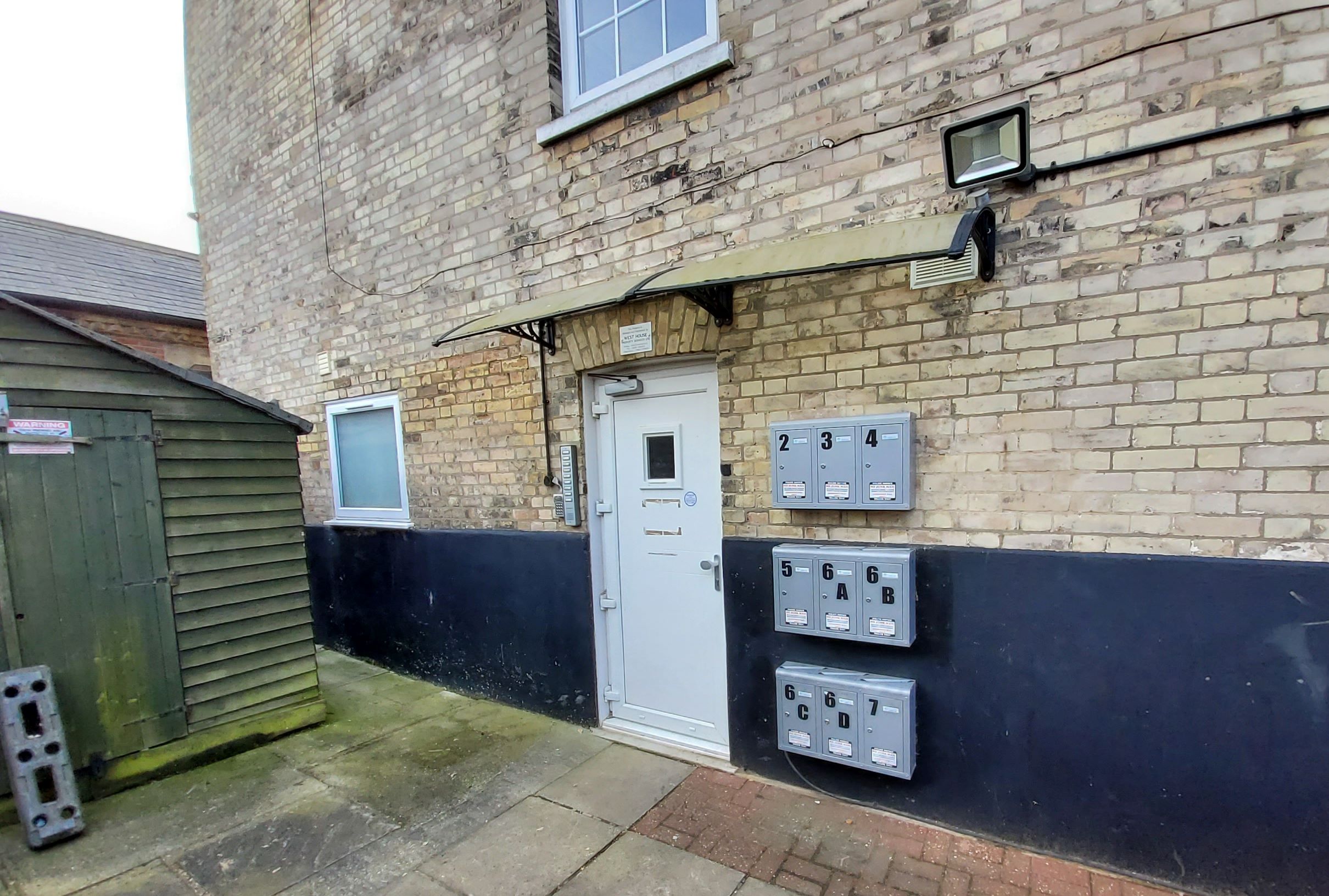 BUY TO LET INVESTMENT: A FIRST FLOOR STUDIO APARTMENT CURRENTLY PRODUCING AN INCOME OF JUST UNDER £6000 PER ANNUM.  A 10.8% YEILD OF THE GUIDE PRICE