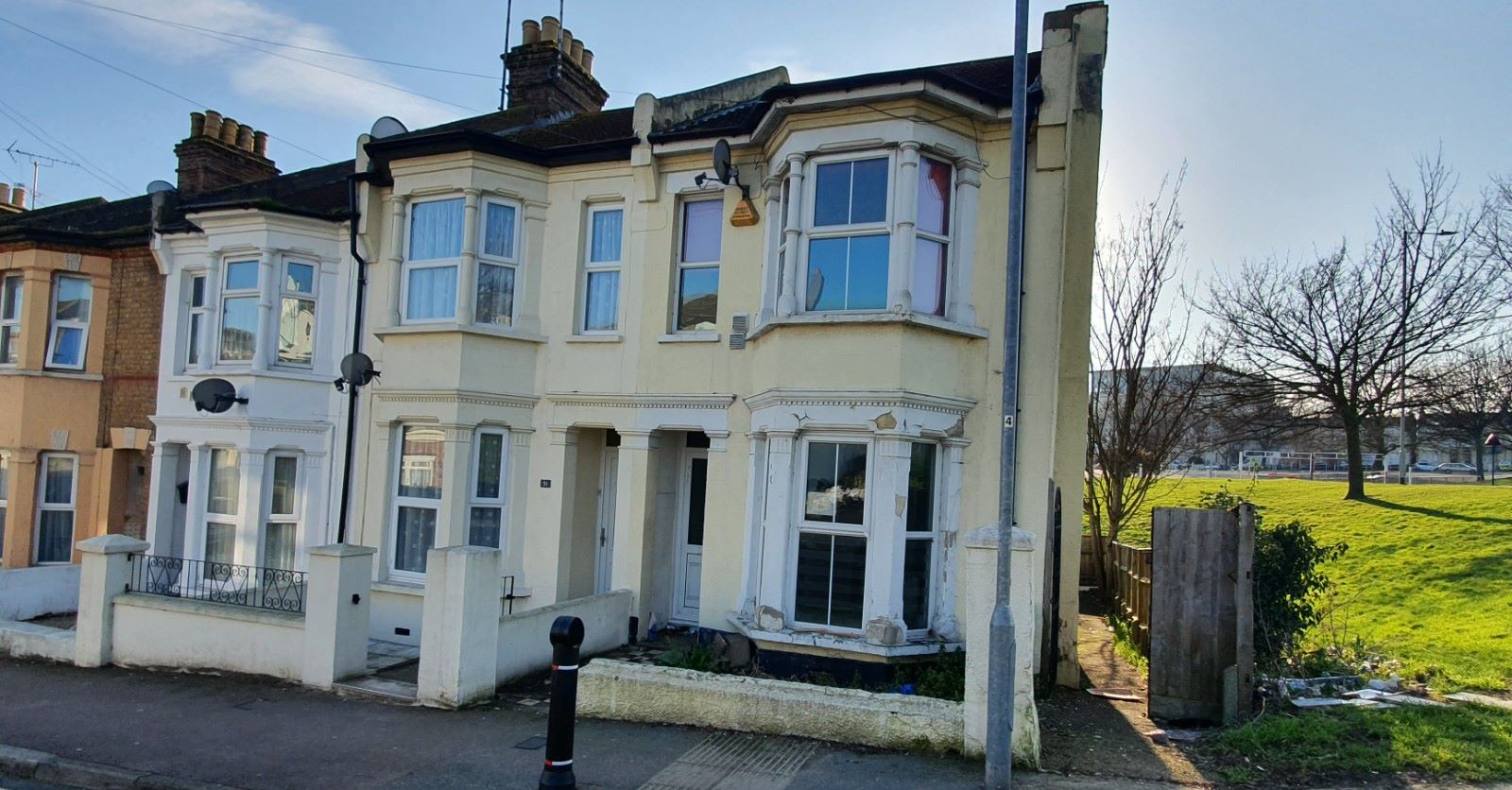 REFURBISHMENT OPPORTUNITY: VACANT FREEHOLD THREE BEDROOM HOUSE CLOSE TO SOUTHEND SEAFRONT IN NEED OF MODERNISATION