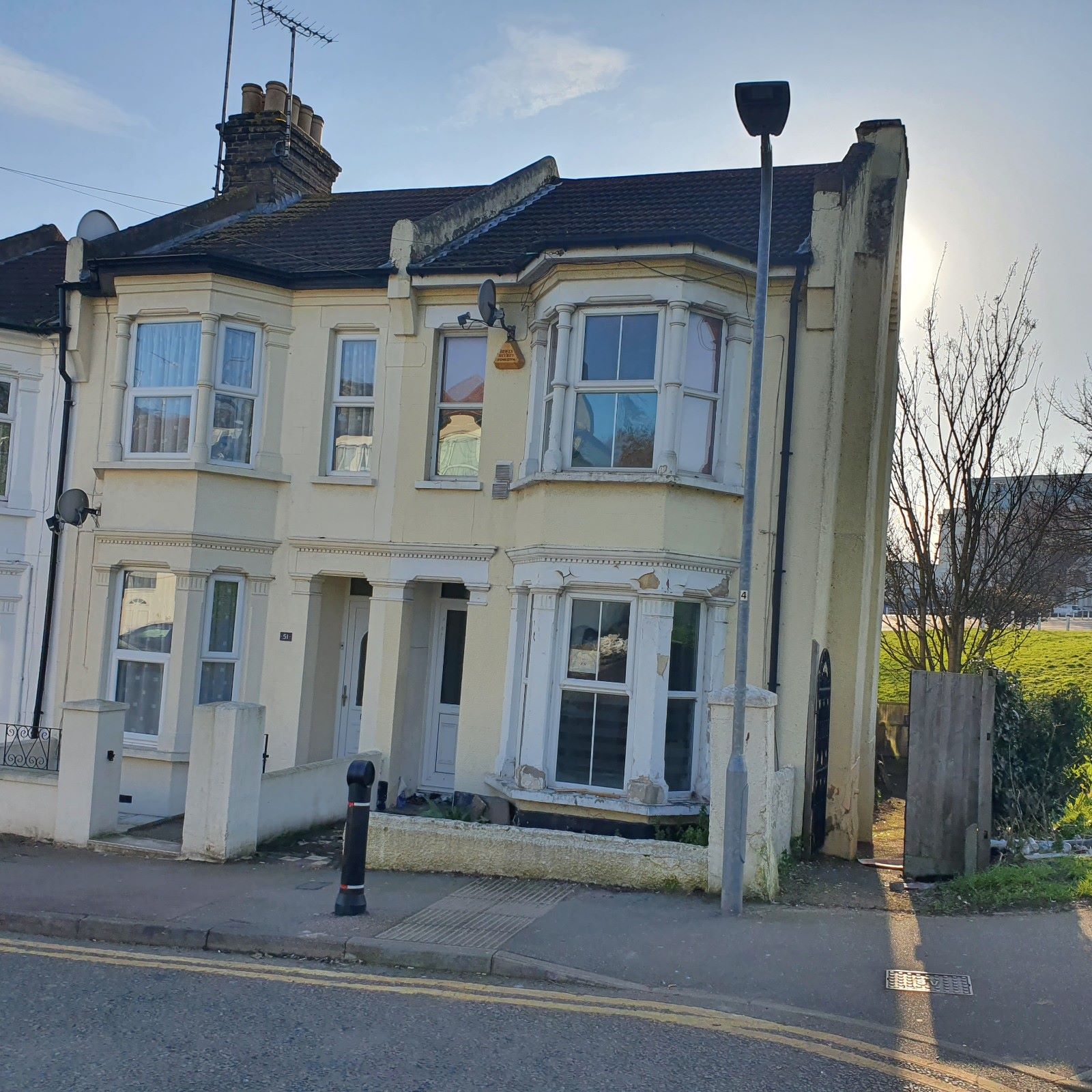 REFURBISHMENT OPPORTUNITY: VACANT FREEHOLD THREE BEDROOM HOUSE CLOSE TO SOUTHEND SEAFRONT IN NEED OF MODERNISATION