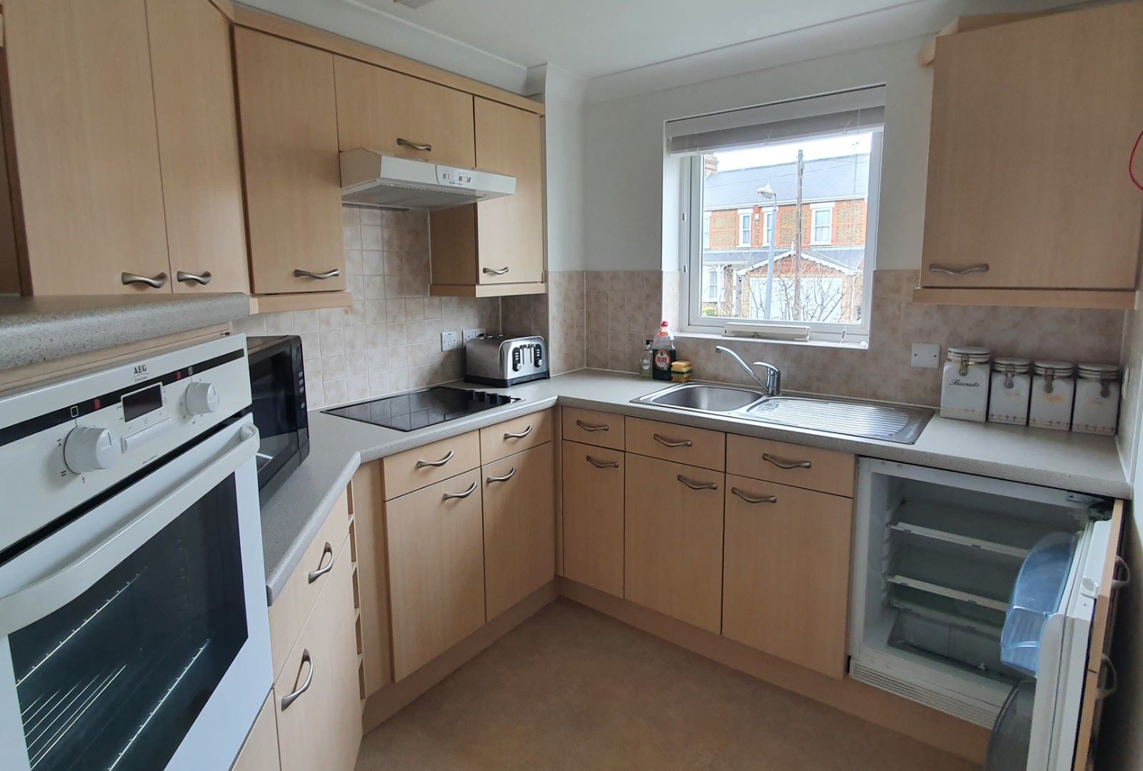 RESIDENTIAL INVESTMENT: VACANT  FIRST FLOOR RETIREMENT APARTMENT CLOSE TO TOWN CENTRE CONSIDERED TO BE BELOW MARKET VALUE