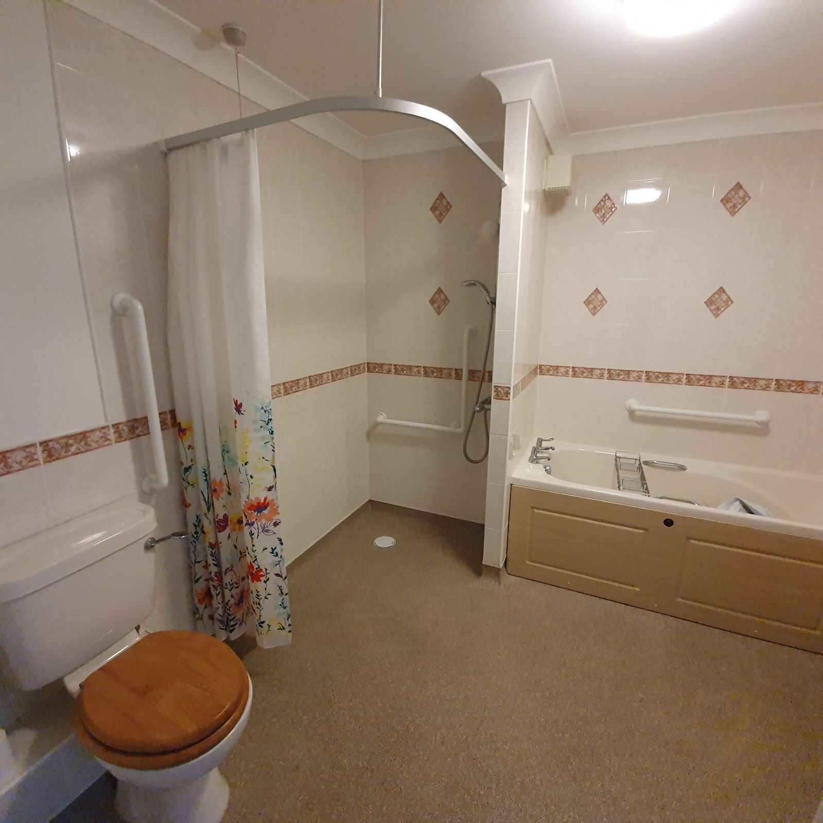 RESIDENTIAL INVESTMENT: VACANT  FIRST FLOOR RETIREMENT APARTMENT CLOSE TO TOWN CENTRE CONSIDERED TO BE BELOW MARKET VALUE
