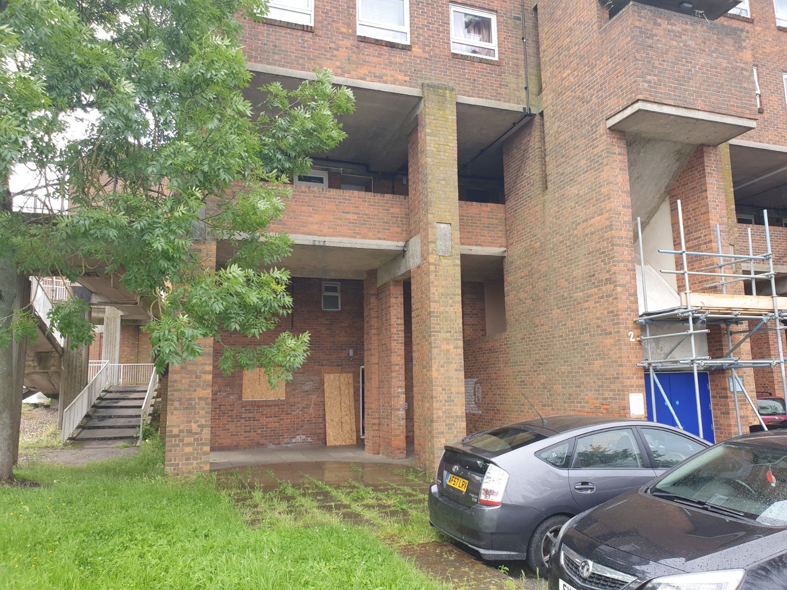 RESIDENTIAL INVESTMENT: A VACANT FOUR BEDROOM MAISONETTE WITH GARDEN AND CLOSE TO TRAIN STATION CONSIDERED TO BE AN IDEAL BUY TO LET INVESTMENT