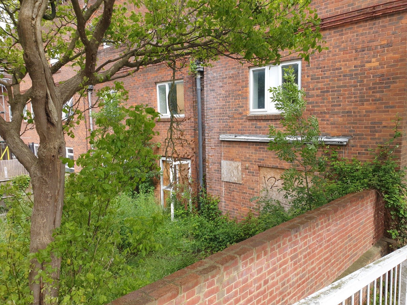 RESIDENTIAL INVESTMENT: A VACANT FOUR BEDROOM MAISONETTE WITH GARDEN AND CLOSE TO TRAIN STATION CONSIDERED TO BE AN IDEAL BUY TO LET INVESTMENT