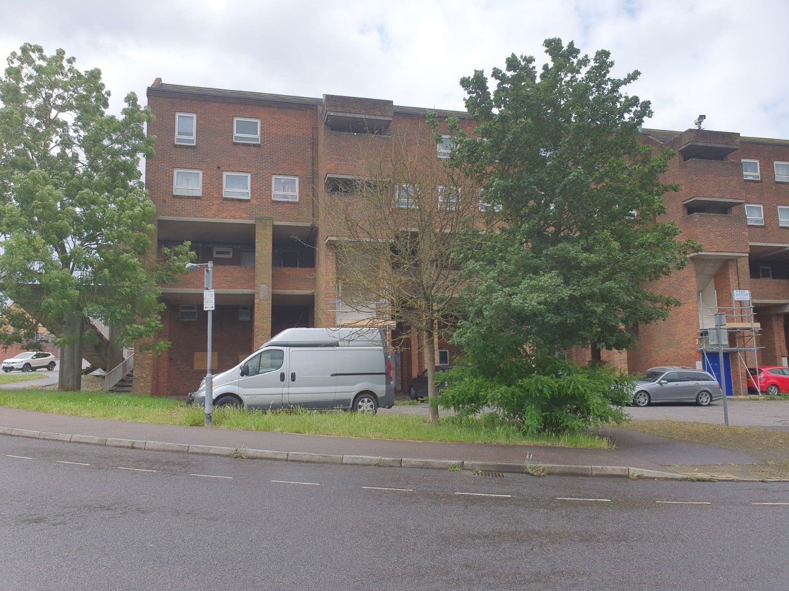 RESIDENTIAL INVESTMENT: A VACANT FOUR BEDROOM MAISONETTE WITH GARDEN AND CLOSE TO TRAIN STATION CONSIDERED TO BE AN IDEAL BUY TO LET INVESTMENT