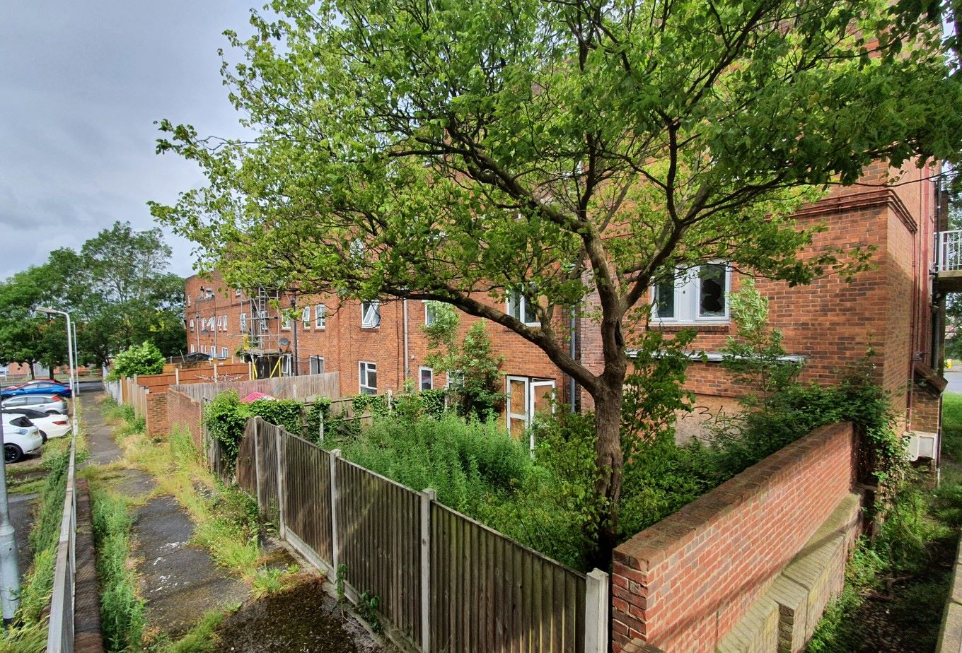 RESIDENTIAL INVESTMENT: A VACANT FOUR BEDROOM MAISONETTE WITH GARDEN AND CLOSE TO TRAIN STATION CONSIDERED TO BE AN IDEAL BUY TO LET INVESTMENT
