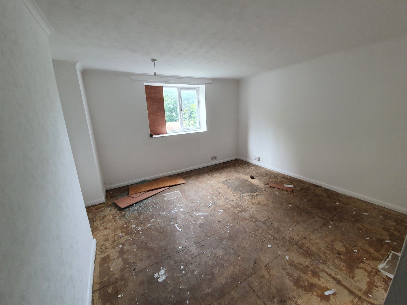 RESIDENTIAL INVESTMENT: A VACANT FOUR BEDROOM MAISONETTE WITH GARDEN AND CLOSE TO TRAIN STATION CONSIDERED TO BE AN IDEAL BUY TO LET INVESTMENT