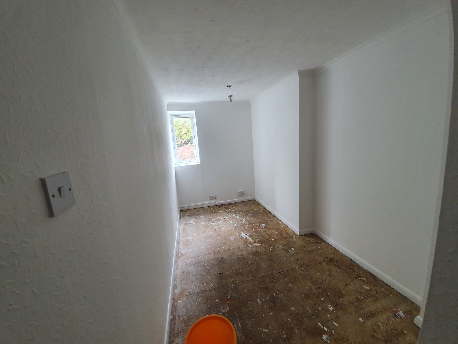 RESIDENTIAL INVESTMENT: A VACANT FOUR BEDROOM MAISONETTE WITH GARDEN AND CLOSE TO TRAIN STATION CONSIDERED TO BE AN IDEAL BUY TO LET INVESTMENT
