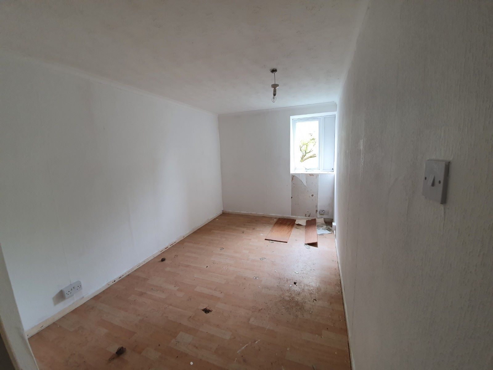 RESIDENTIAL INVESTMENT: A VACANT FOUR BEDROOM MAISONETTE WITH GARDEN AND CLOSE TO TRAIN STATION CONSIDERED TO BE AN IDEAL BUY TO LET INVESTMENT