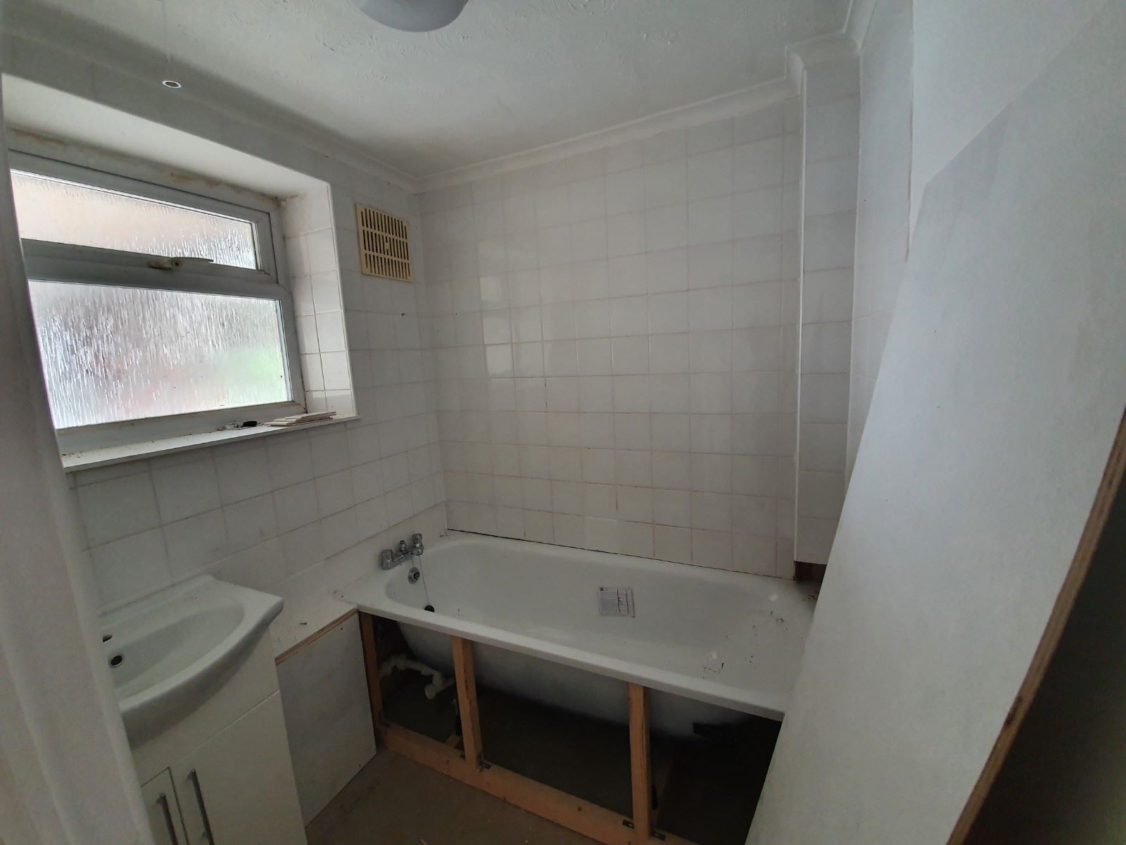 RESIDENTIAL INVESTMENT: A VACANT FOUR BEDROOM MAISONETTE WITH GARDEN AND CLOSE TO TRAIN STATION CONSIDERED TO BE AN IDEAL BUY TO LET INVESTMENT