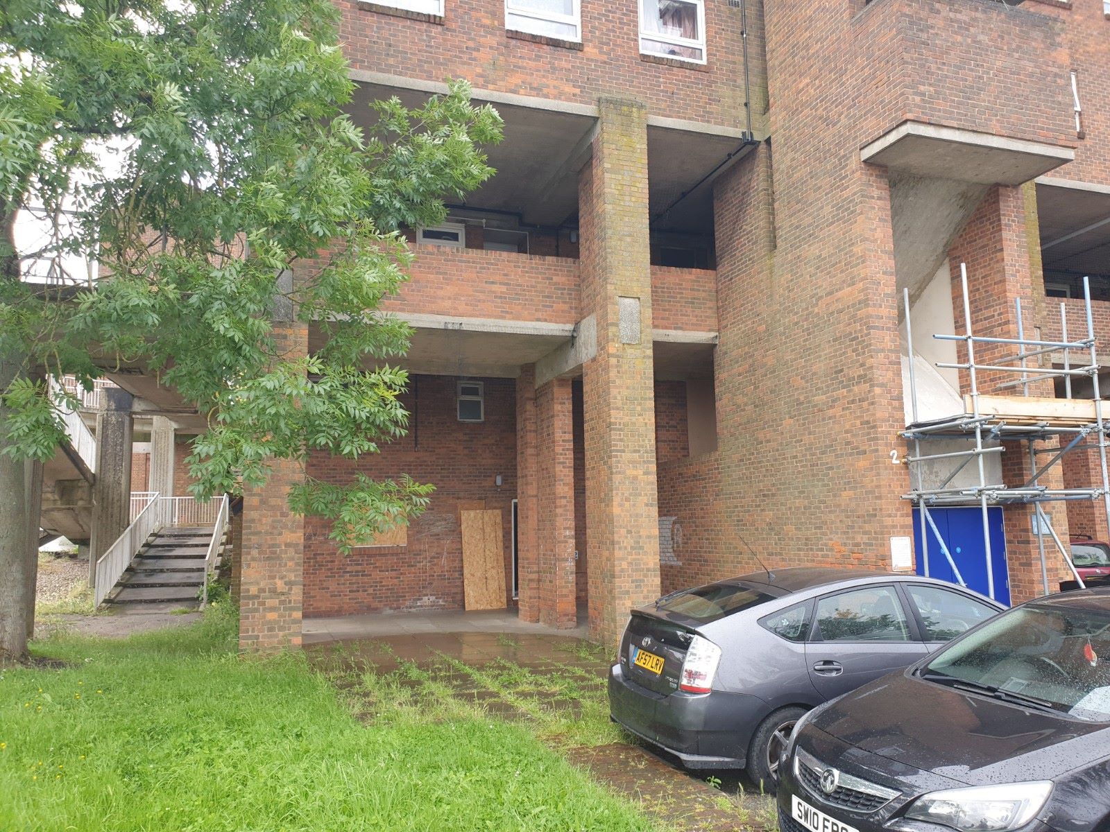RESIDENTIAL INVESTMENT: A VACANT FOUR BEDROOM MAISONETTE WITH GARDEN AND CLOSE TO TRAIN STATION CONSIDERED TO BE AN IDEAL BUY TO LET INVESTMENT